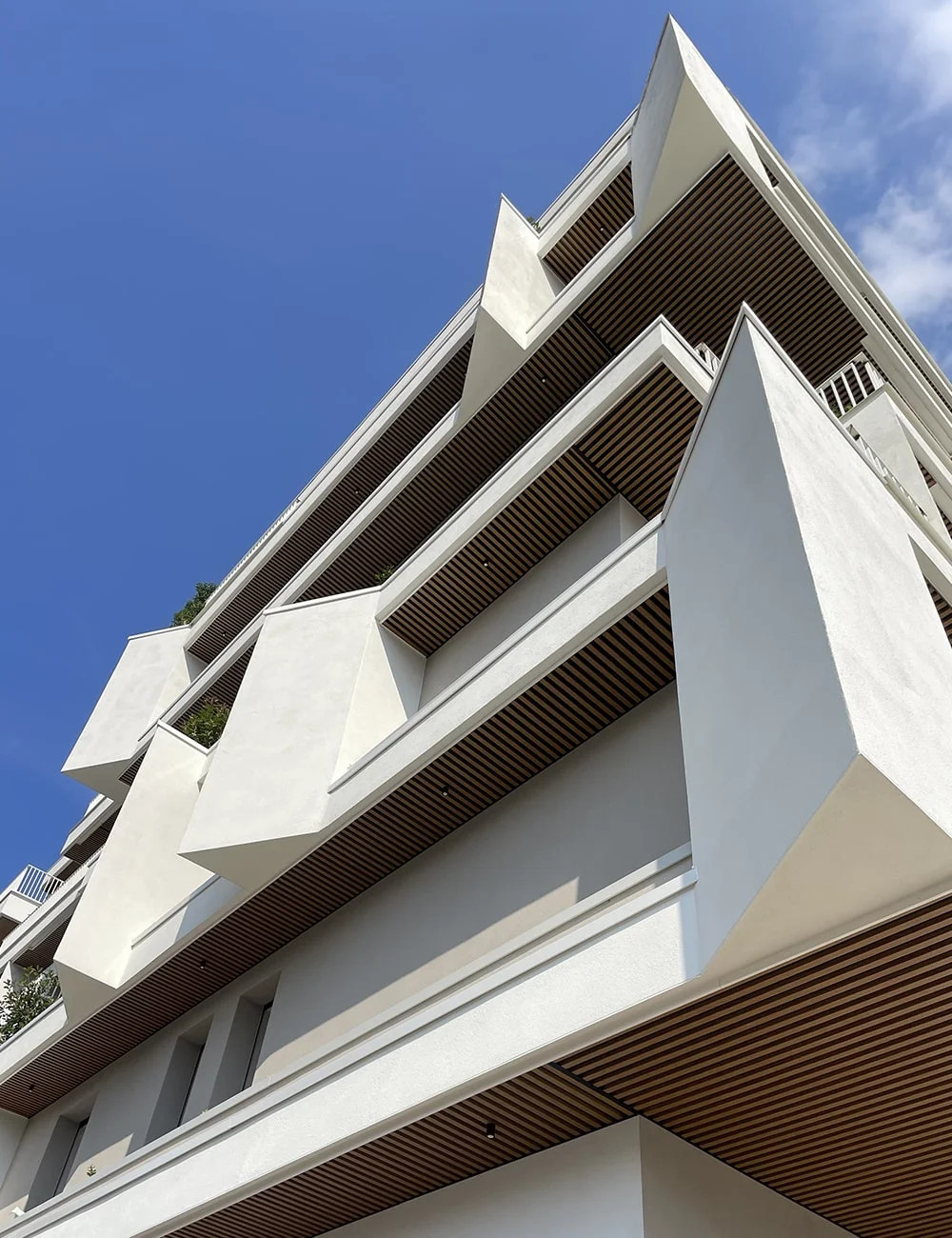 Edificio con rivestimenti controsoffitto in alluminio BATTENS LIGHT